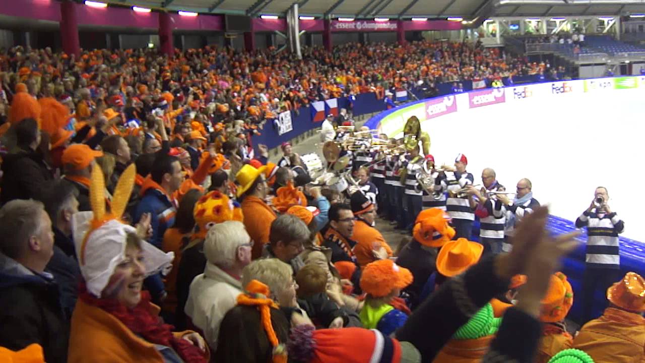 EK Allround Thialf Heerenveen oranjefeestje met dweilorkest De Glasblazers