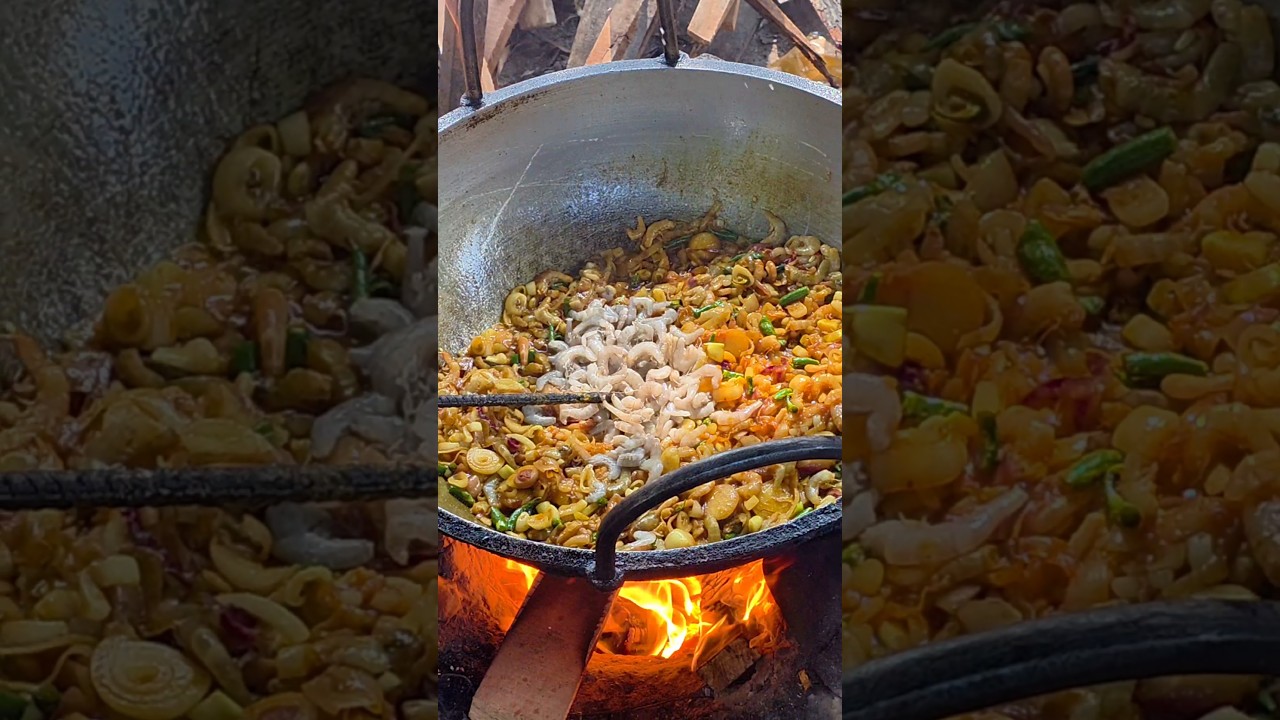 পিঁয়াজ দিয়ে চিংড়ি ভুনা করা হচ্ছে। #shirmp #wow #delicious