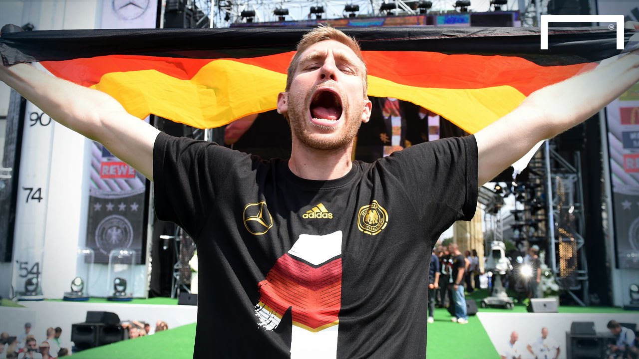 Hilarious Mertesacker dance