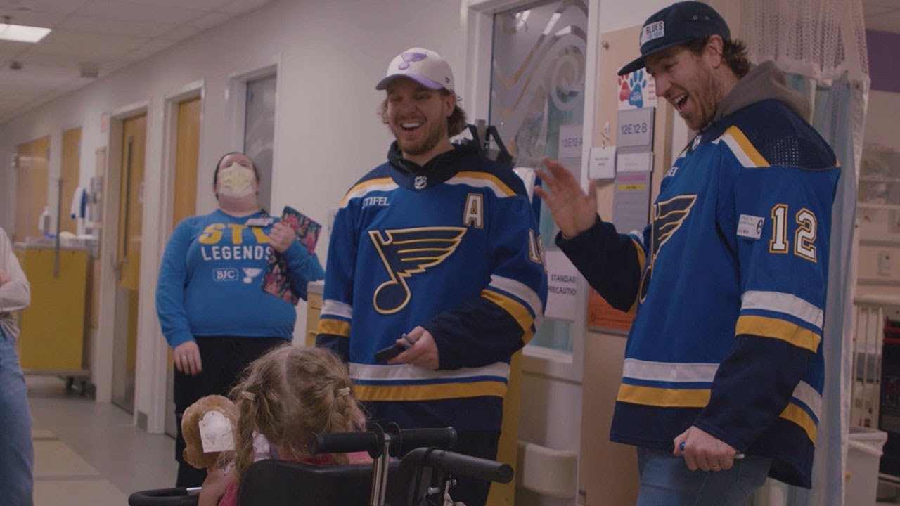 Kevin Hayes visits hospitalized children for the holidays
