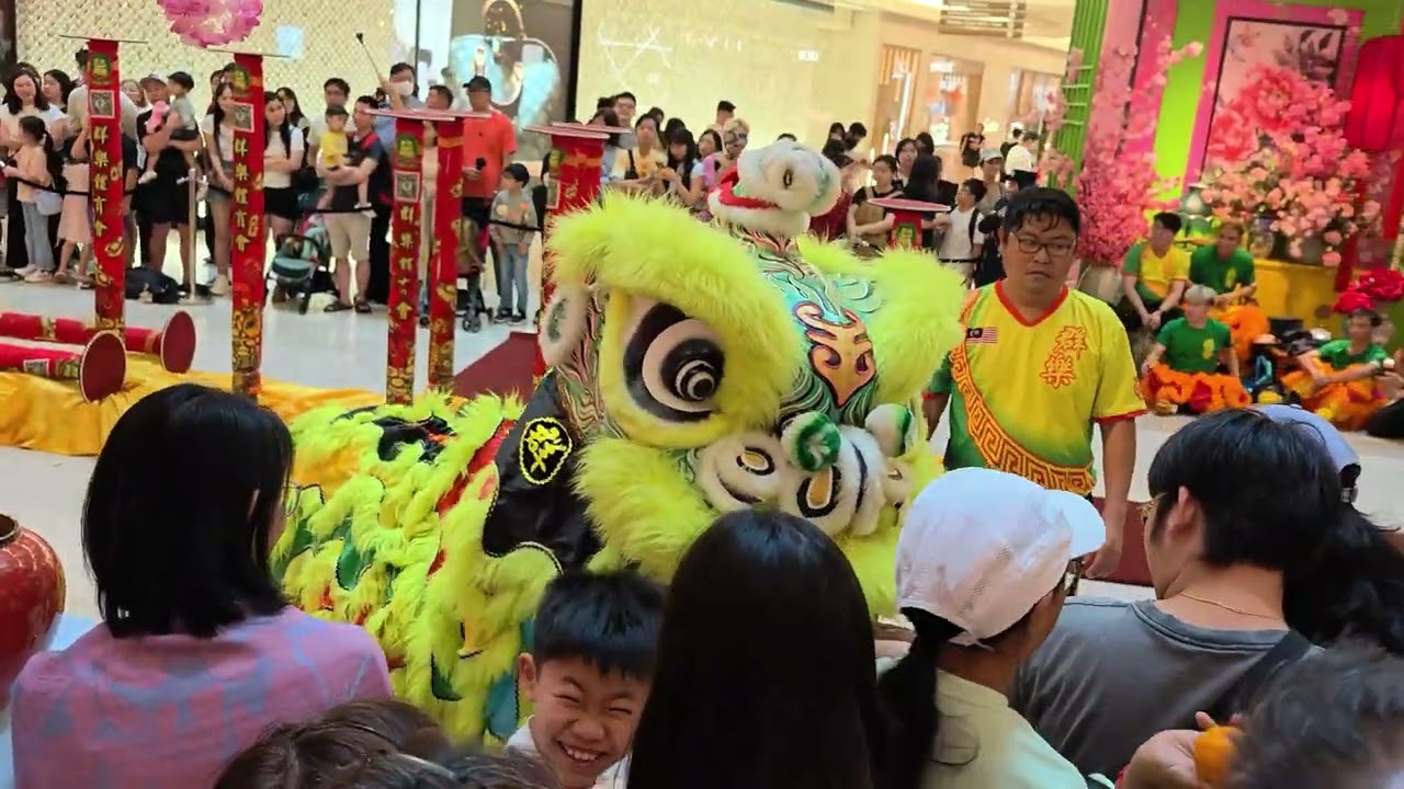 Lion Dance (múa lân 舞獅) by Khuan Loke 群乐 @ The Gardens Mall, Kuala Lumpur CNY2026 0207