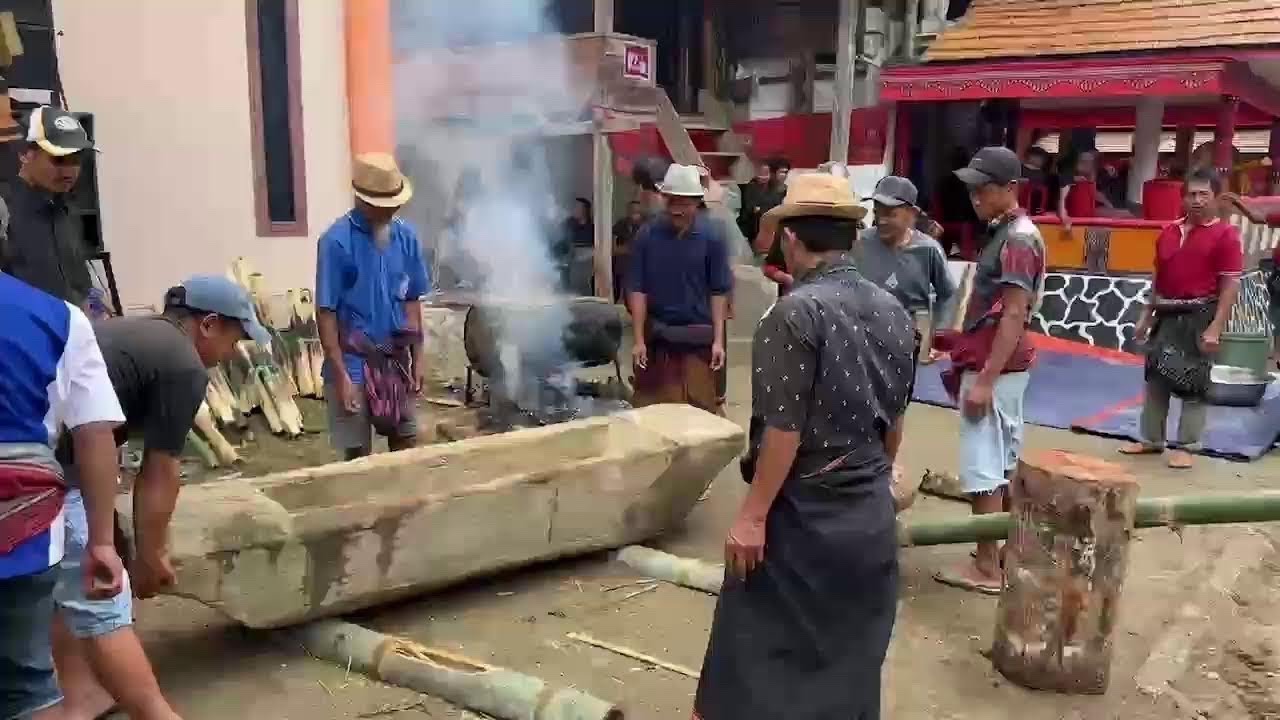 Ma'pasonglo' pemakaman Almh. Elisabeth Kapa Bandaso' (nek Serli) di Tongkonan To'Pao Saluallo Lampio