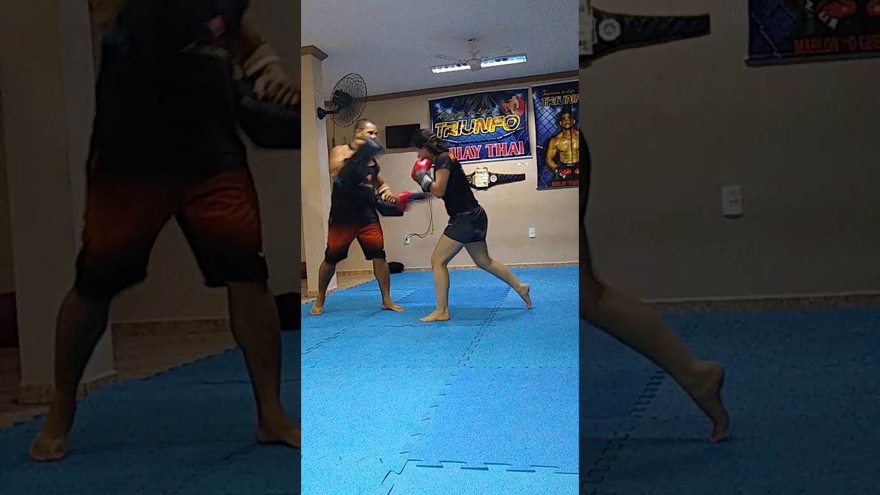 Mulher agressiva no Muay Thai..