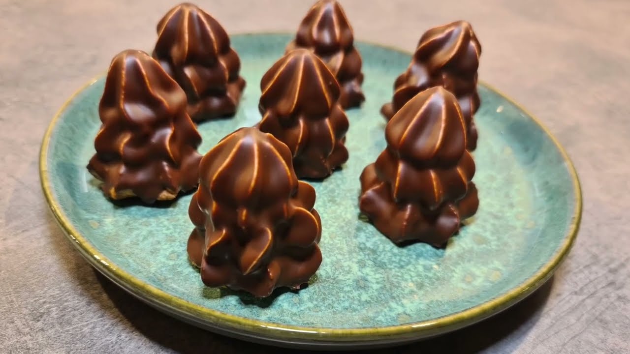Flødeboller med en bund af kransekage, skum med vanilje og mørk chokolade | @bagmedmia❣️