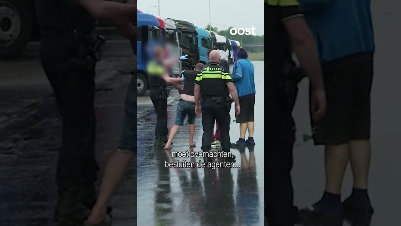 Politie komt opeens een heel dronken man tegen #rtvoost