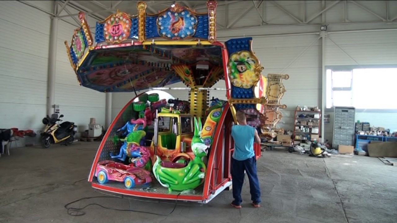 Luna-Park Rides Children's carousel set up