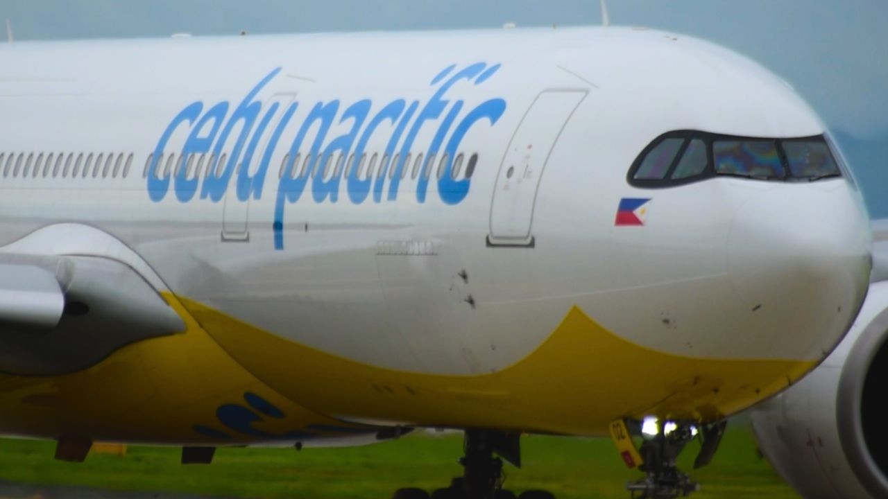 CLOSE-UP PLANE SPOTTING: Manila Airport / Planes Turning and Taxiing