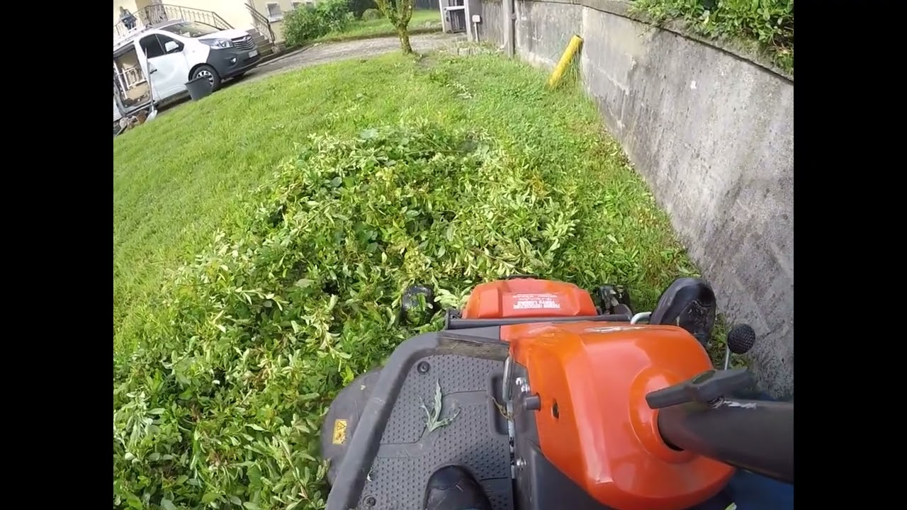 Rider Husqvarna R 214 TC : valorisation des résidus de taille de haie de pyracantha