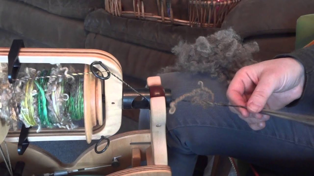 Spinning/adding locks or curls into yarn