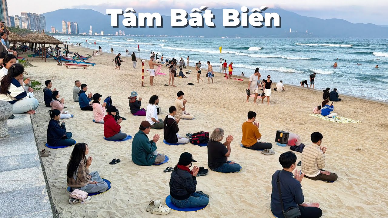 Đà Nẵng - Giữa biển chiều đông người, có một khoảng rất yên