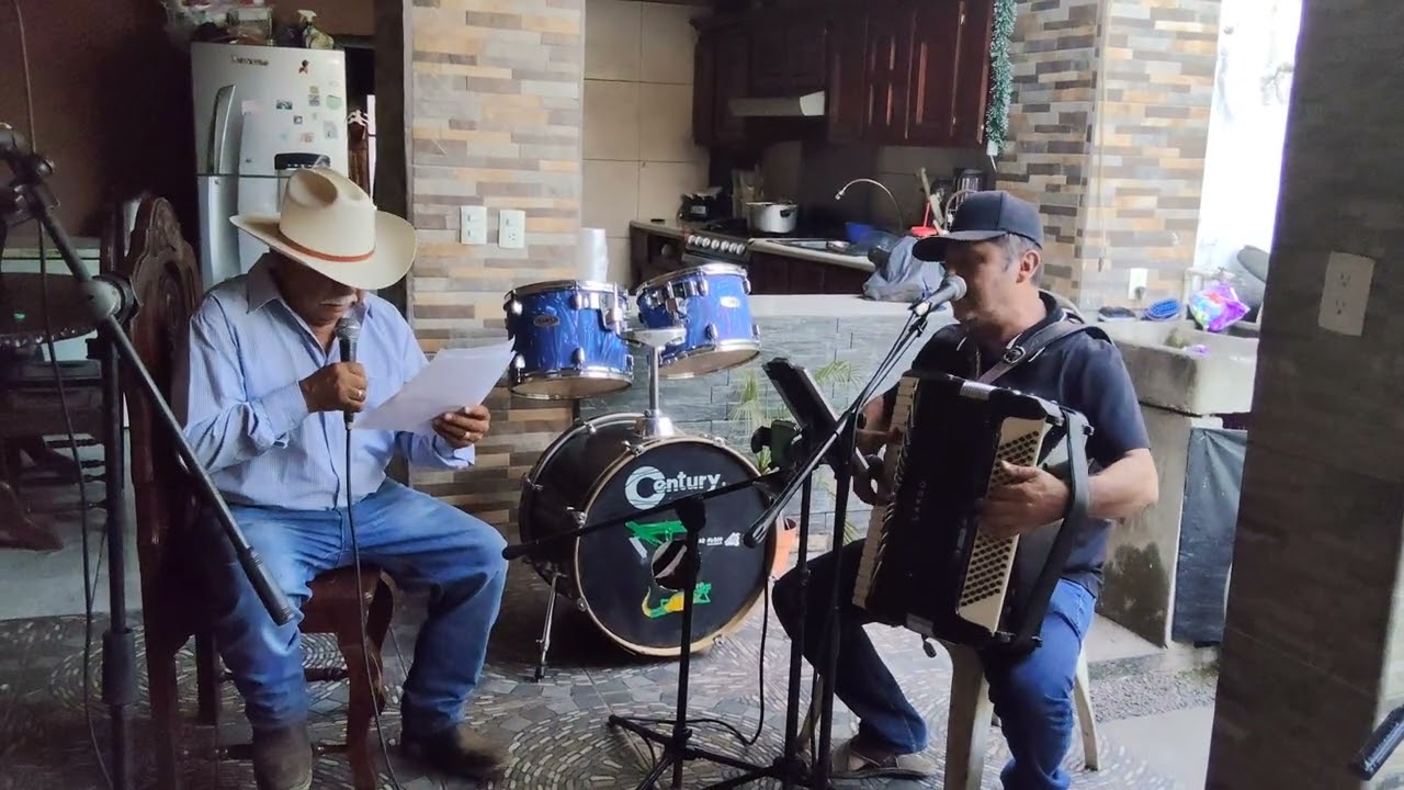 Mi compa Luis Catarpilar ensayando unas Canciones