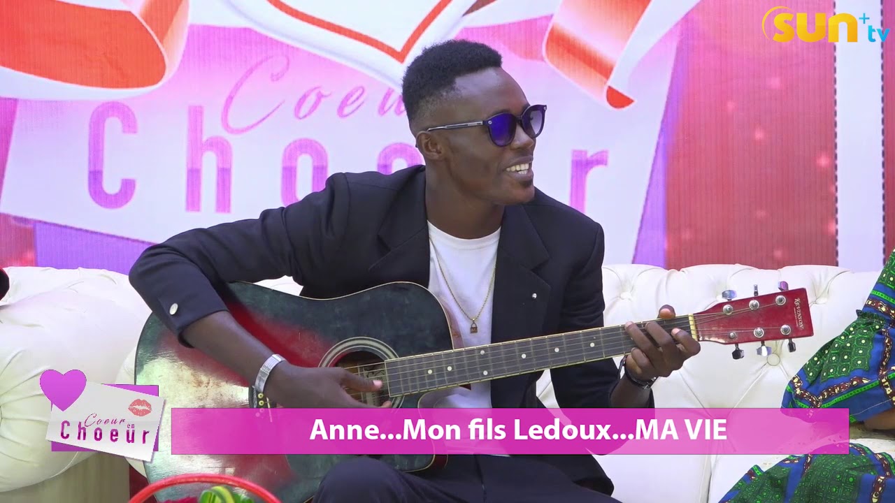 L'artiste  Vanister Officiel chante pour Ledoux, un enfant autiste