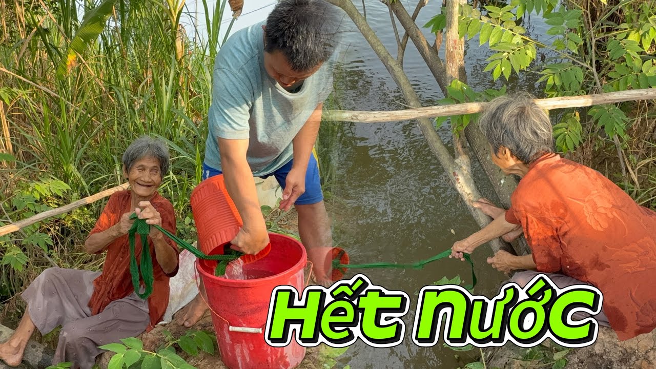 Bà2 và Thuận vừa ăn cơm xong thì tiếp tục xách nước để dành Tết xài 