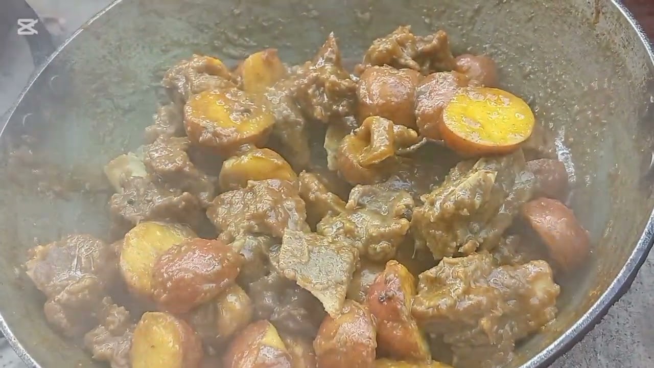 মাঠ থেকে শাক তুলে এনে ভাজি আর মাঠ  থেকে নতুন আলু দিয়ে গরু মাংস দিয়ে পাতলা ঝোল 
