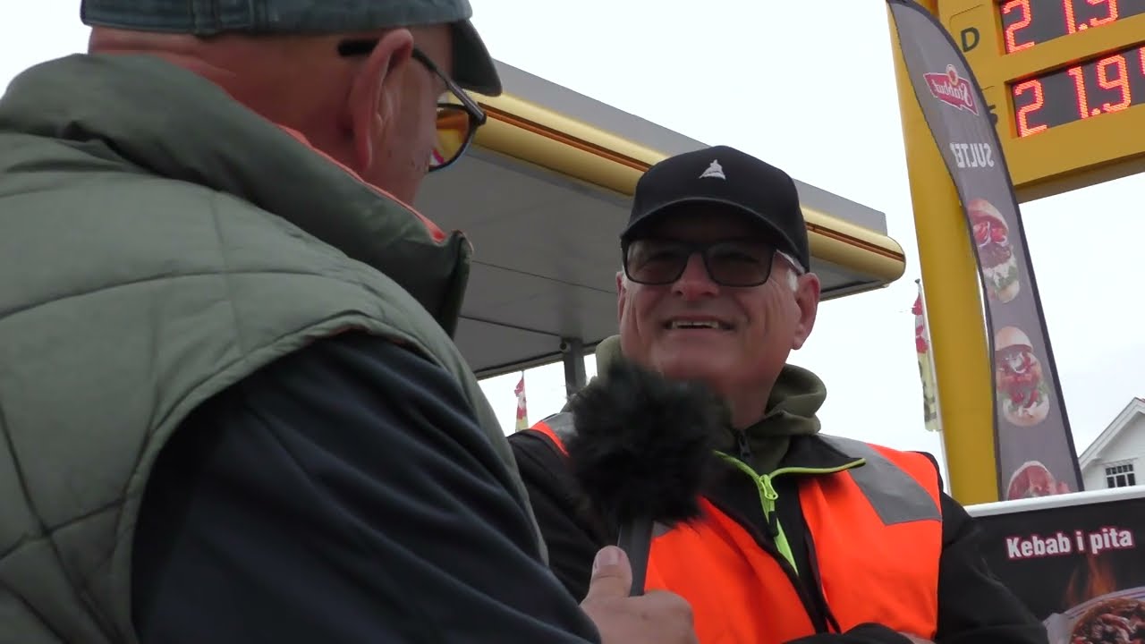 Veteranbiler og god stemning på Tofte 2022 . Hør bilentusiaster fortelle om go`bilen. Se folkelivet.