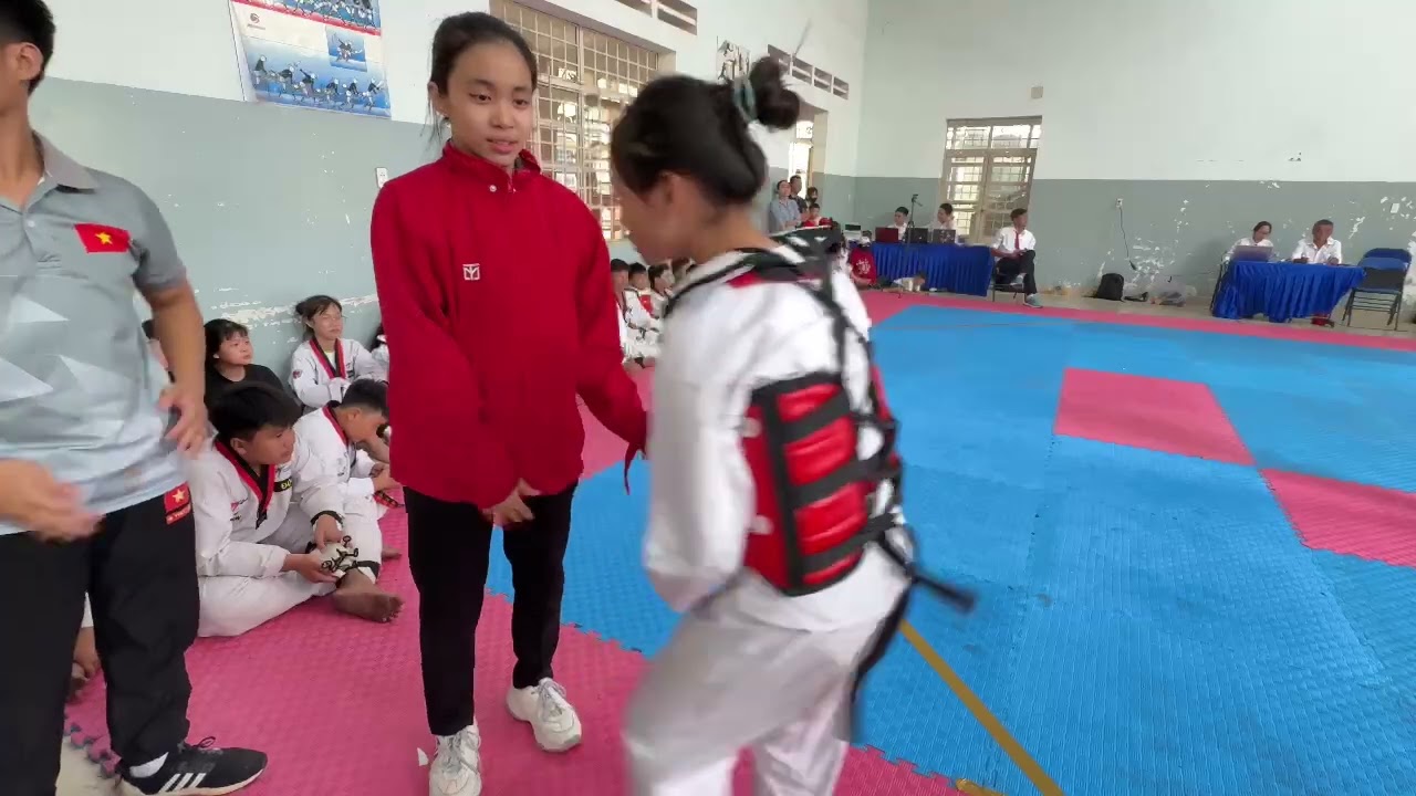 Lê Diệp Ngọc Ngân( giáp đỏ)