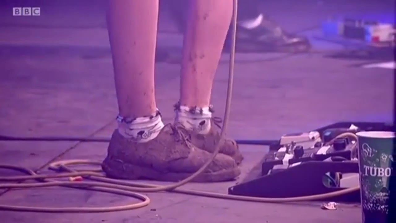 Wolf Alice - Hold Up Your Lighters (Live) HD