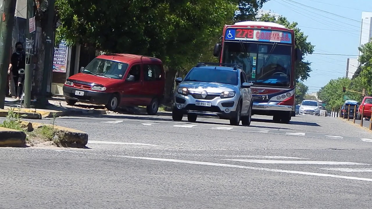 colectivos en la avenida almirante brown en temperley