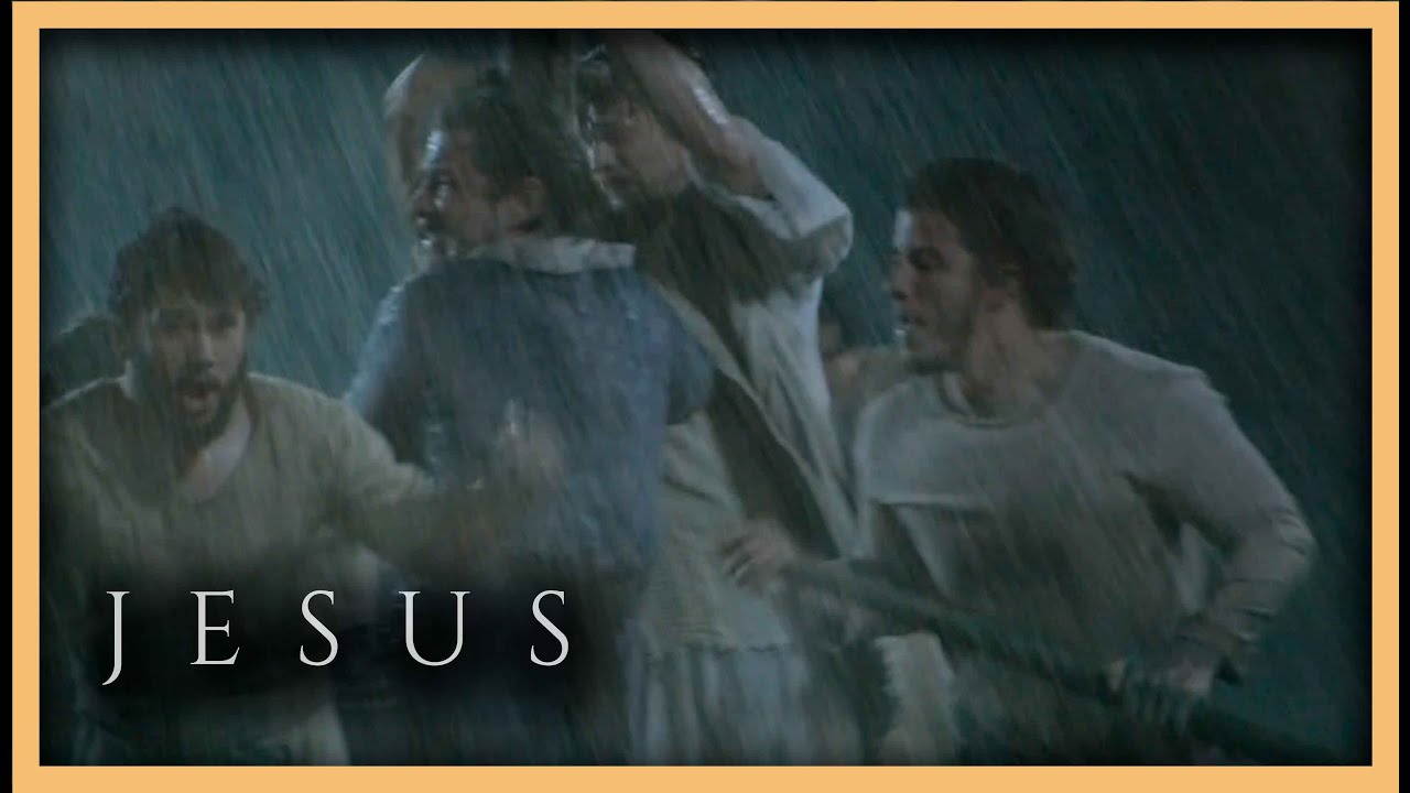 Discípulos de Jesus se desesperam com forte tempestade em alto mar | NOVELA JESUS