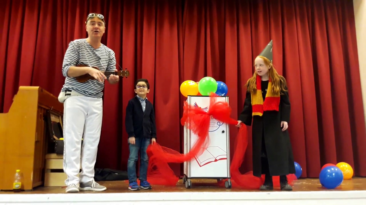Onthulling van het honderdste KinderzwerfboekStation van Amsterdam