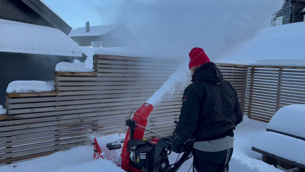 Ariens Rapidtrak PRO 28 throwing 50 cm of compressed snow in 2 degrees celsius.