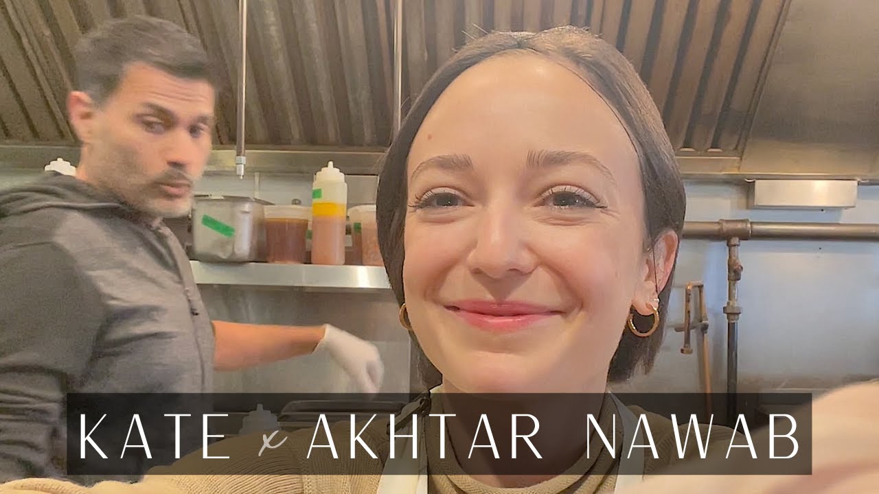 Ахтар командует Кейт на кухне
