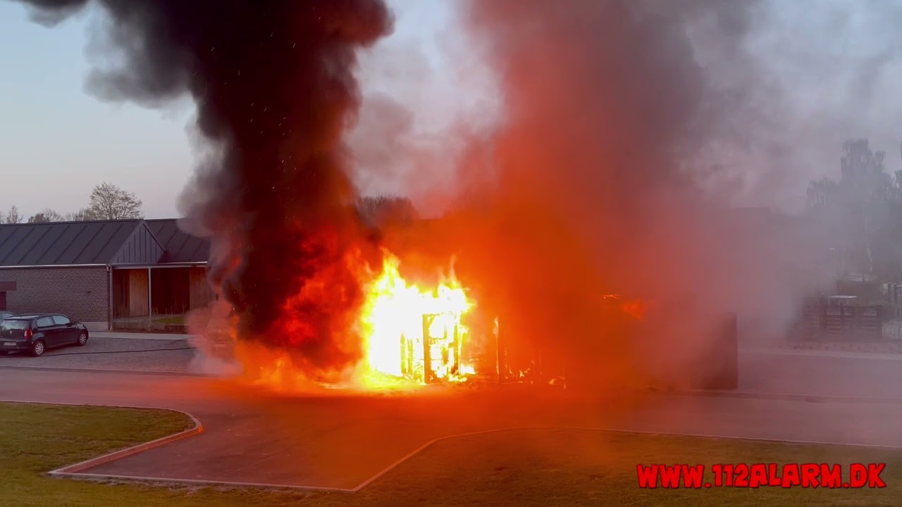 Voldsom brand i garage. Lillegårdsvej på Uhrhøj i Vejle.