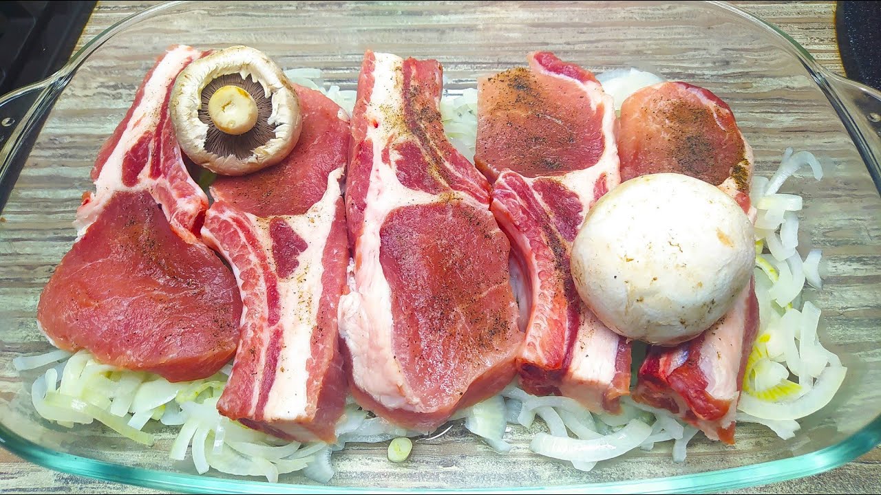 Köstliches Fleisch mit Pilzen auf einem Zwiebelbett 😋