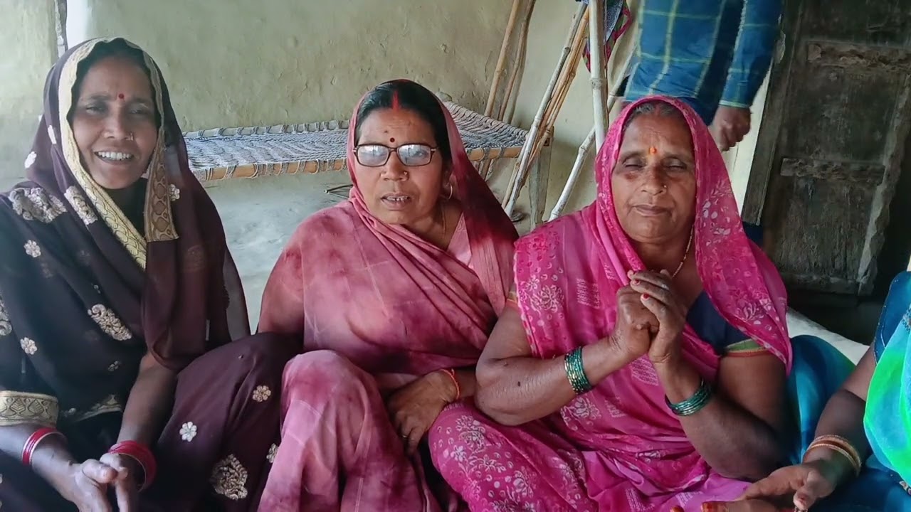 गांव की महिलाओं द्वारा भक्ति गीत को किस तरह गया गया है देखिए वीडियो