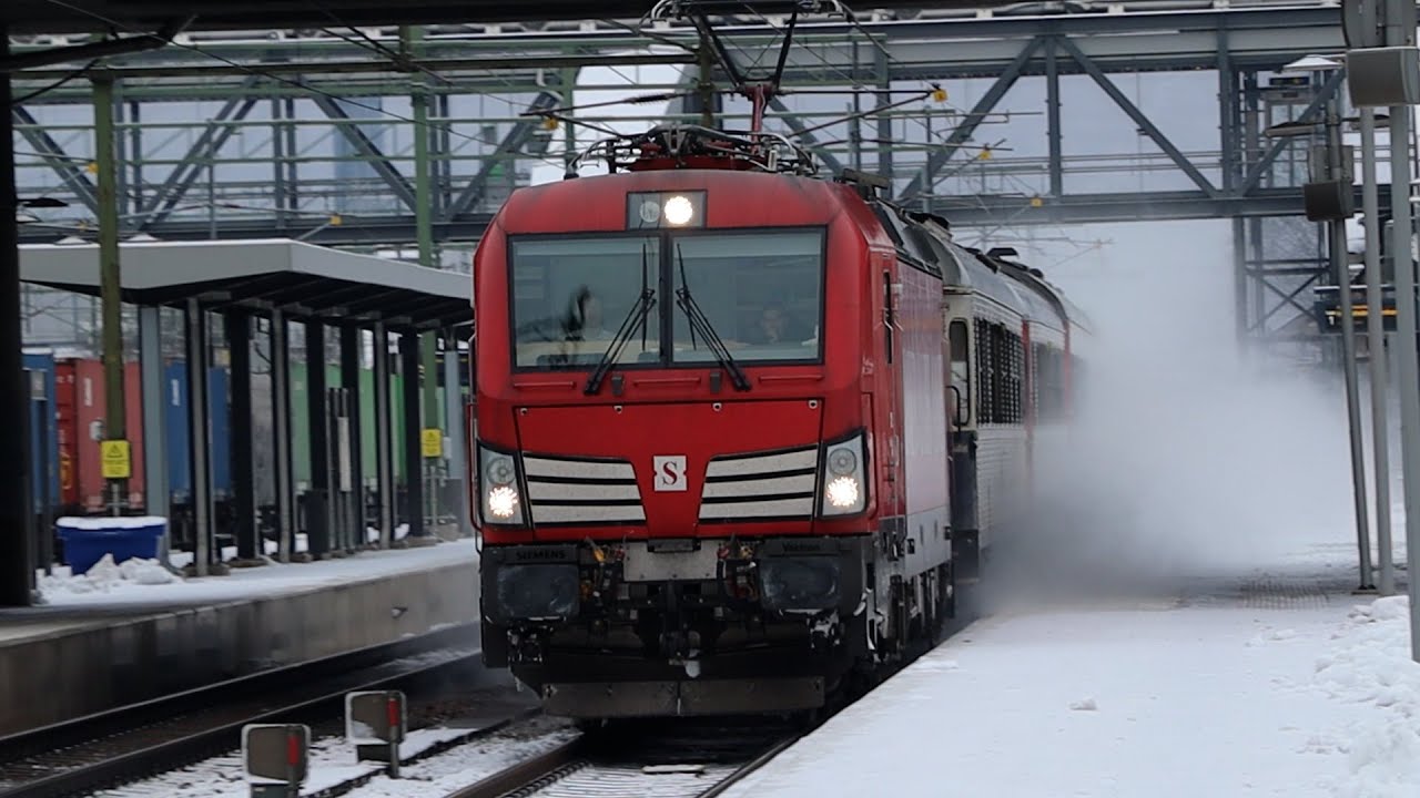 Tåg i snö på Älmhult Station