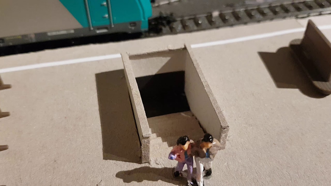 Neues aus L&ouml;tsch...Bahnsteigsunterf&uuml;hrung, Bahnsteigdach und Treppen.