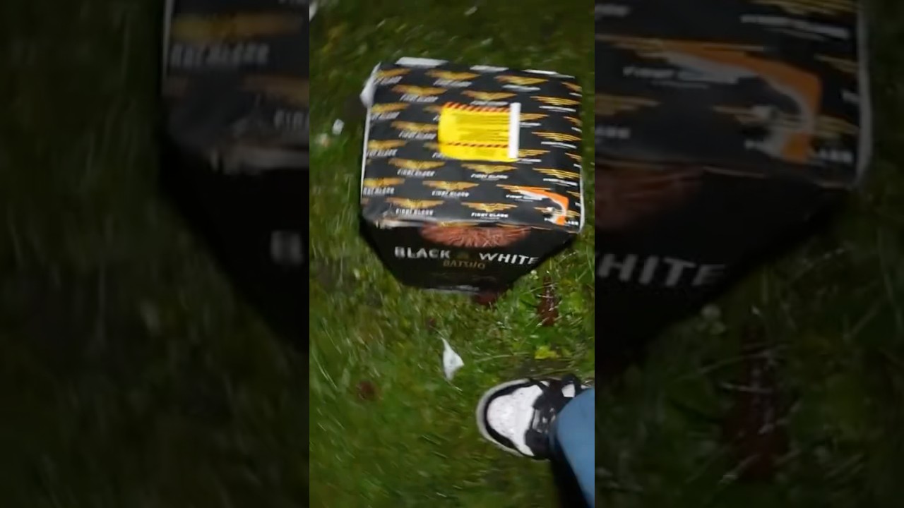 Kraftigste 30mm Batteri I DK?! 🤩🧨 #fyrv&aelig;rkeri #2025 #fireworks #batsho @firstclassfireworks5169