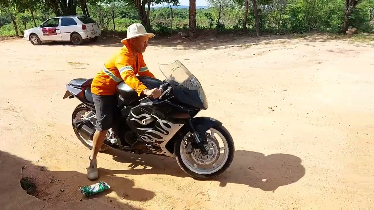 bastidores,,Seu Mané anda na Mota de bígode do avião,,