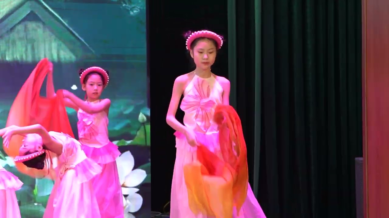 Nguyễn Cát Tường Vy múa Sóng Lụa Quê Hương tết 2026 - Lụa Vạn Phúc, Hà Đông