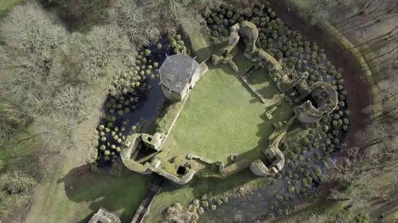 Ch&acirc;teau de Ranrou&euml;t en Drone - Eliott PROT (images a&eacute;riennes)