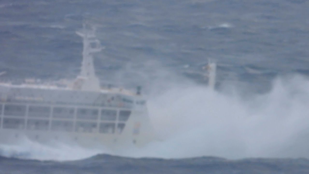 大しけの海を出港　がんばれ！おがさわら丸　2020年1月18日