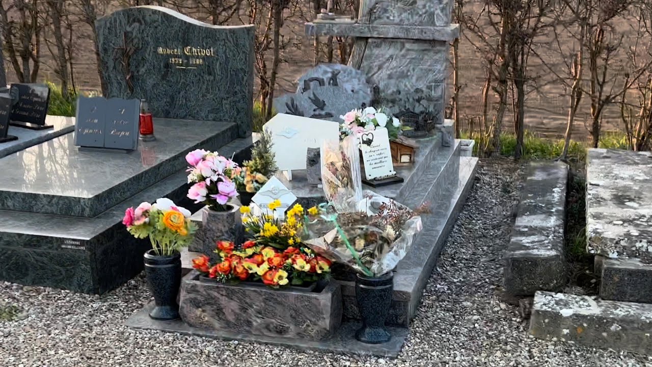 L’église et le cimetière de Quevauvillers où N. Marquay a fait ses derniers adieux à JP Pernaut