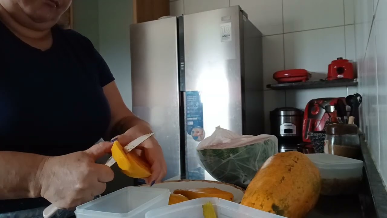 Colocar as frutas já cortadas na geladeira 