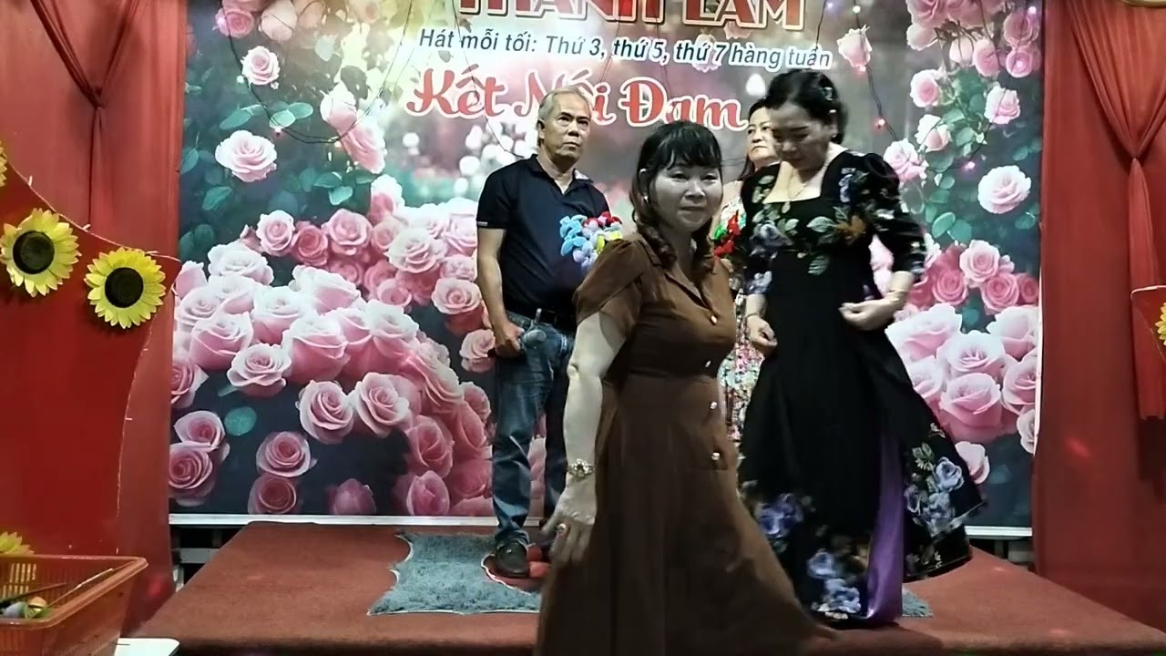 Cô hàng xóm, song ca, anh chúng và dịu Hiền