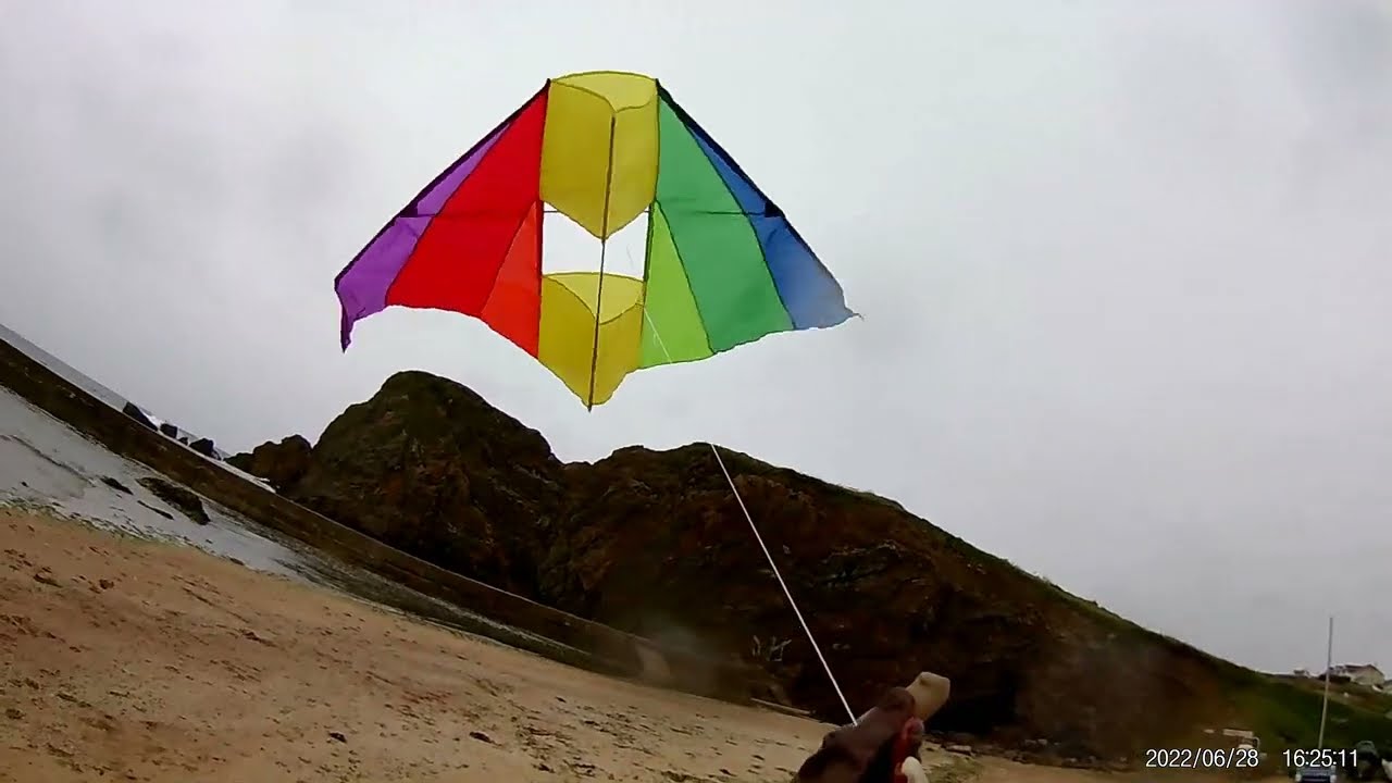 Flying an ALDI Crane Trapezium kite at Hope Cove 20220628