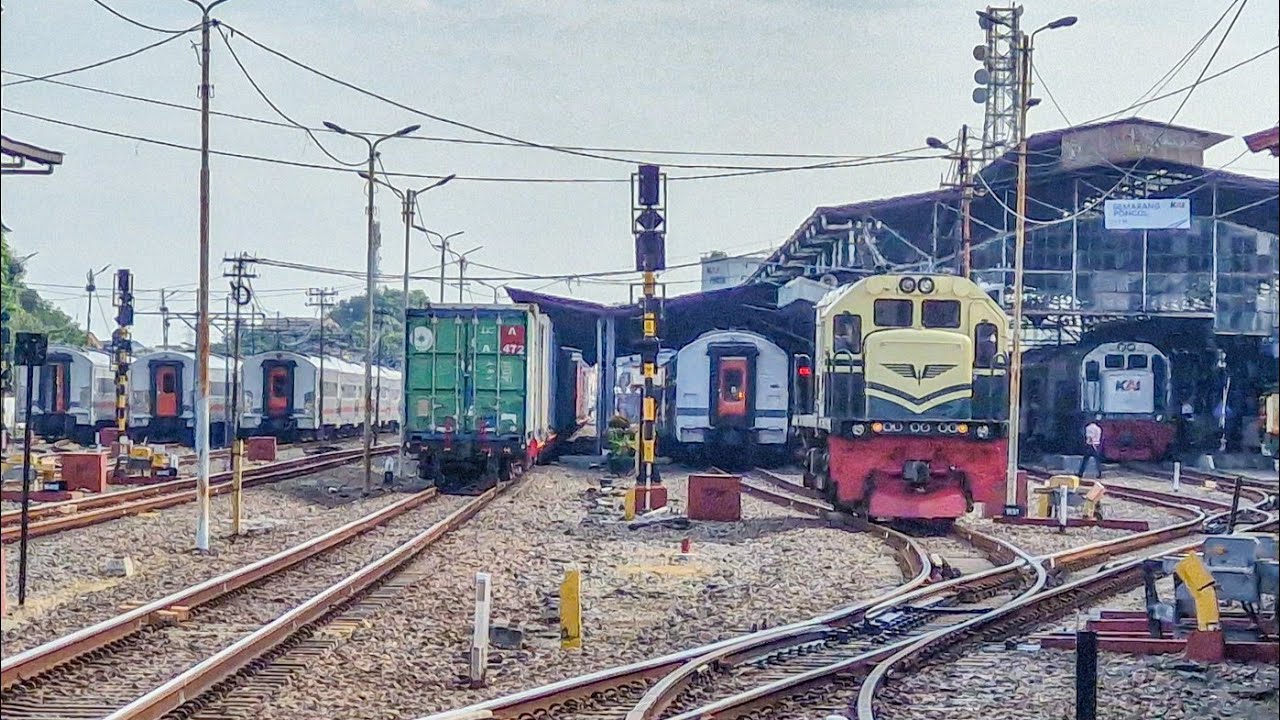PASUKAN KERETA PAGI PADATI STASIUN TERBESAR DI KOTA SEMARANG!! Kereta Api di Stasiun Semarang Poncol