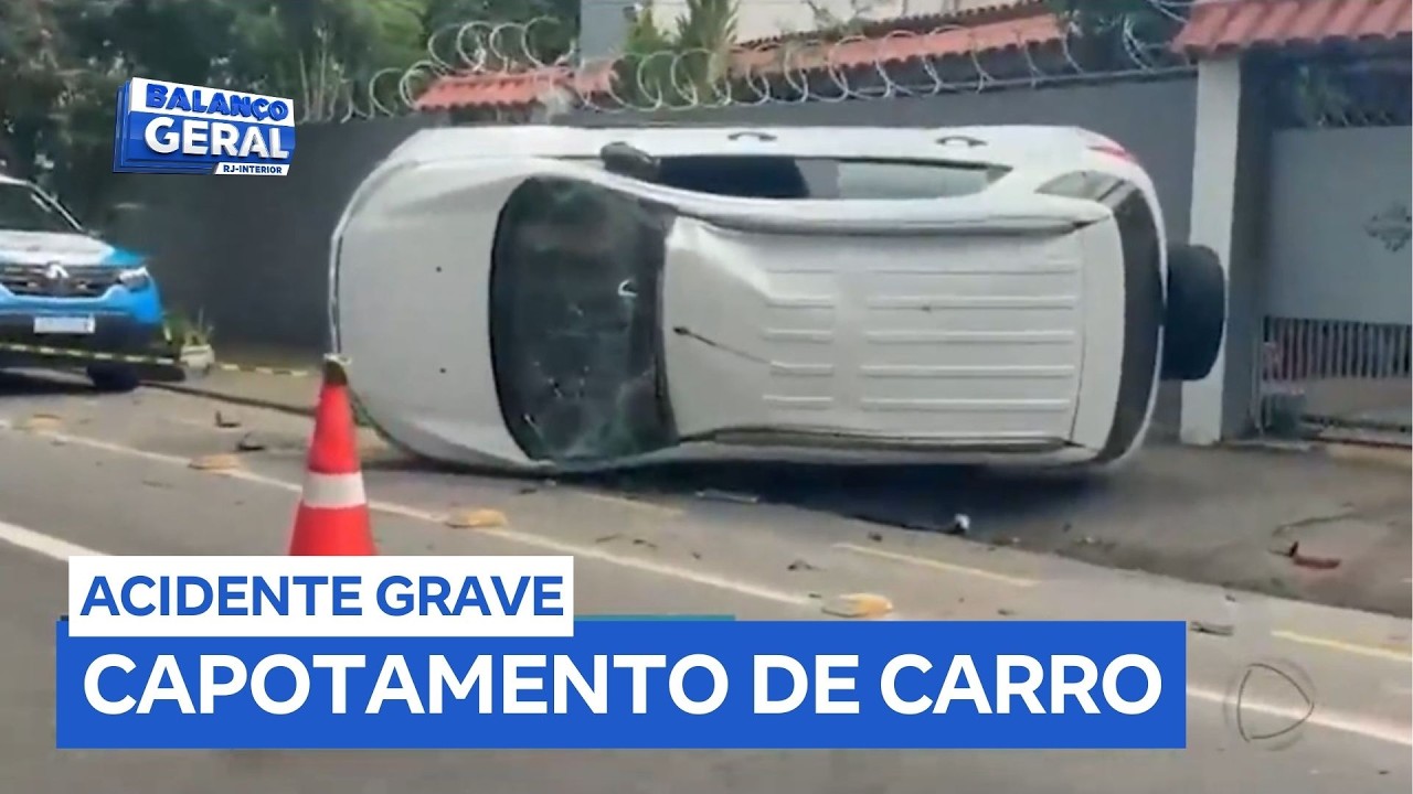 Carro capota após ser atingido por outro veículo em Campos (RJ)