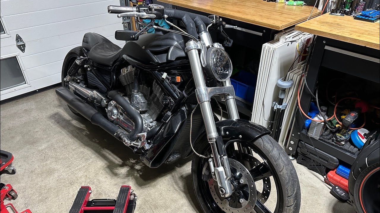 Big Dream Customs with VRod Muscle is Live! Day 01 