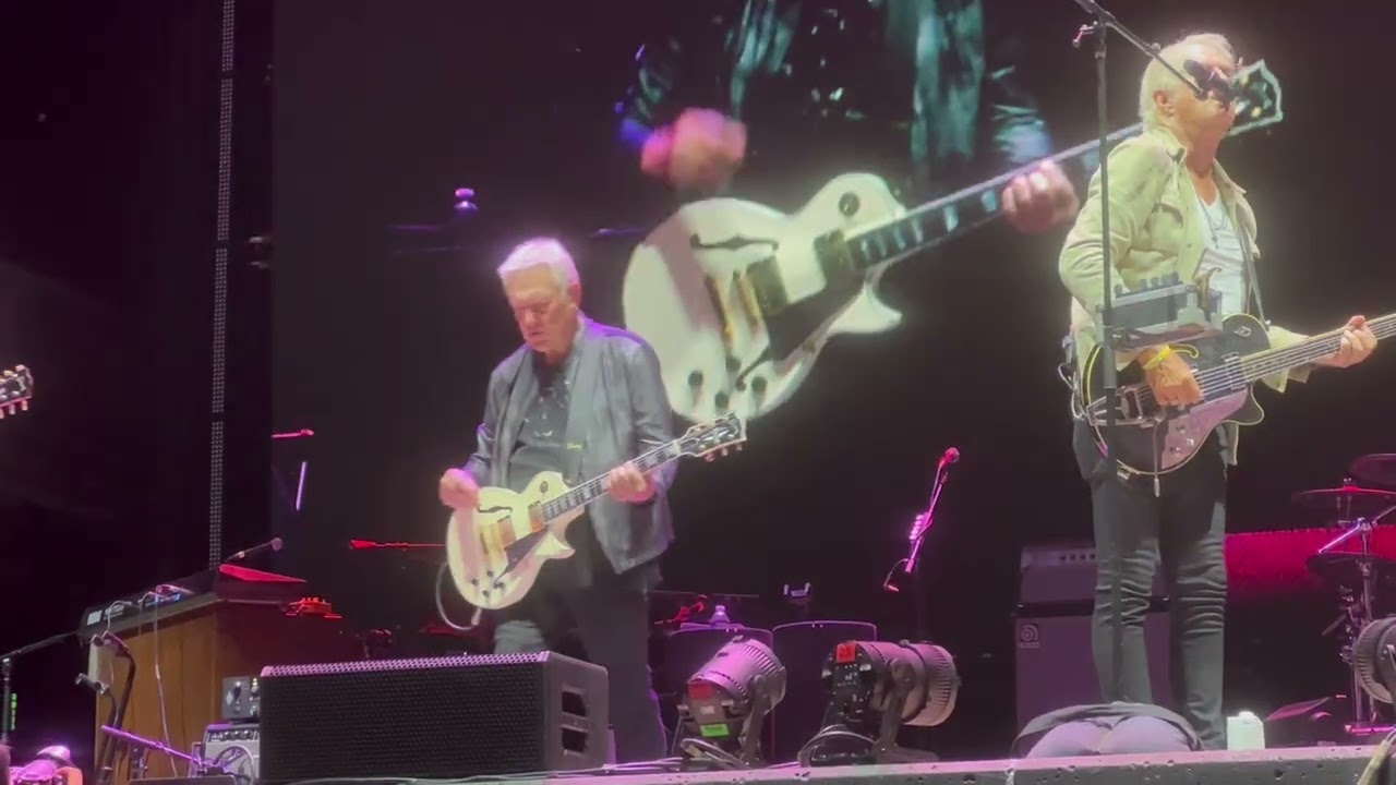 Rush’s Alex Lifeson Joins Tom Cochrane - Lunatic Fringe - Toronto, 🇨🇦