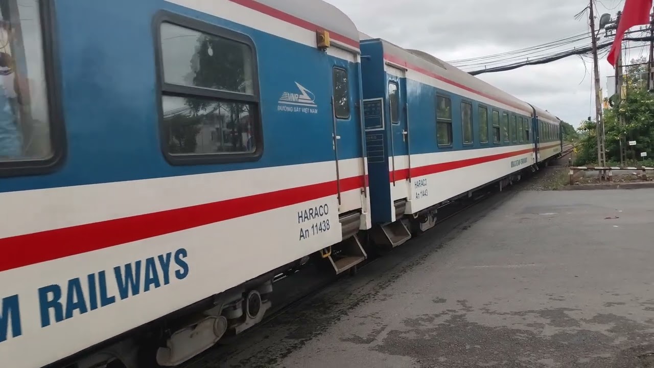 D20E-010 kéo SE12 vào ga Nha Trang (15h26) 11-02-26