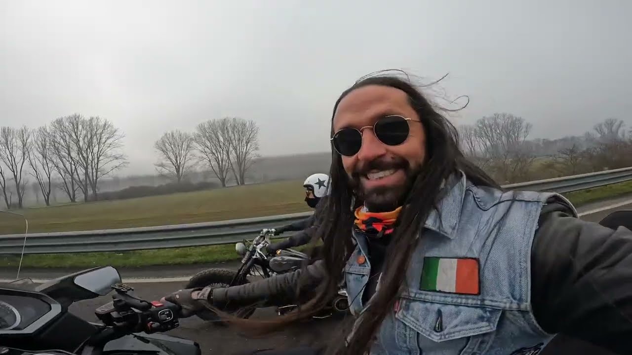 Sexy e Selvaggia in sella alla sua Harley ShovelHead 1981, con #FabryRock e Genny Ongaro