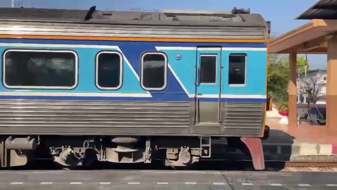 ขบวนดีเซลรางที่7เข้าและออกสถานีรถไฟเด่นชัย#รถไฟไทย#รถไฟสายเหนือ#รถดีเซลรางแดวู