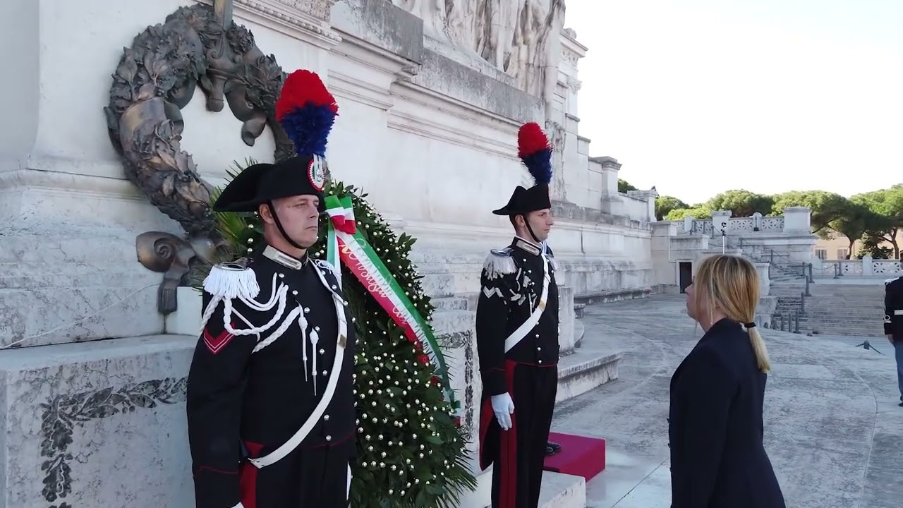 Il Presidente Meloni depone una corona d'alloro alla Tomba del Milite Ignoto all'Altare della Patria