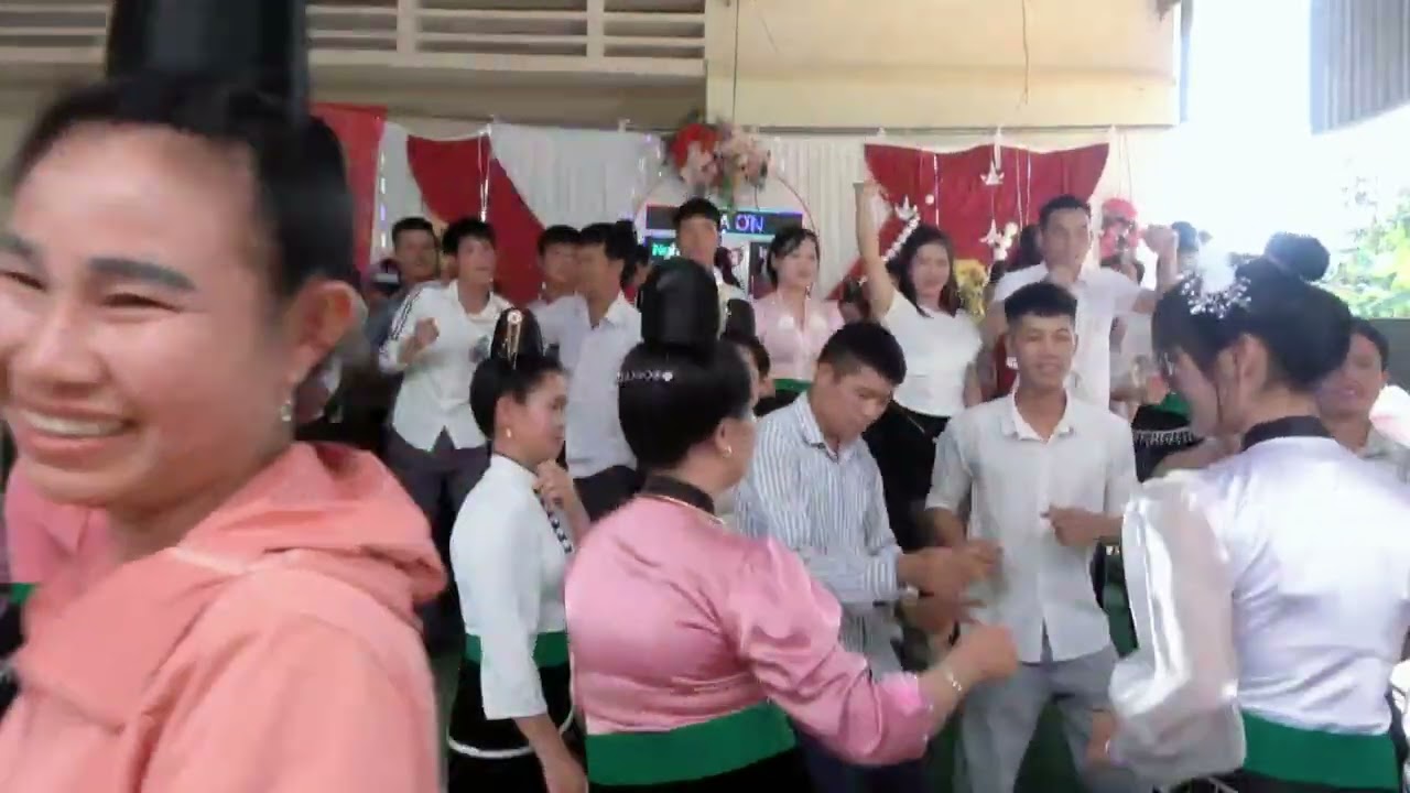 TRAI XINH GÁI ÐẸP NHẢY CỰC BỐC TẠI LỄ TẠ ƠN LÒ LAN HƯƠNG LÒ THỊ CHINH TẠI BẢN NA SẢN
