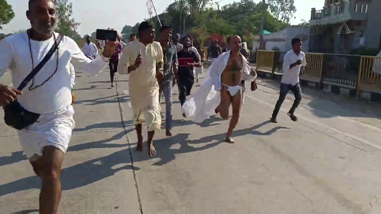 माँ नर्मदा दौड़ती है वैसे ही माँ के पथ पर दौड़ रहा माँ का लाल दादा गुरु अखण्ड नर्मदा सेवा परिक्रमा